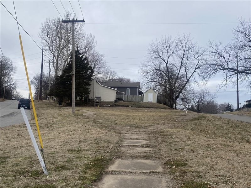 854 Sherman St, Leavenworth, KS 66048