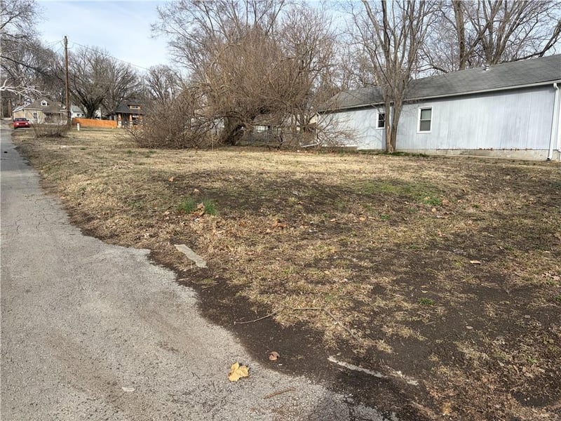 1028 Pottawatomie St, Leavenworth, KS 66048