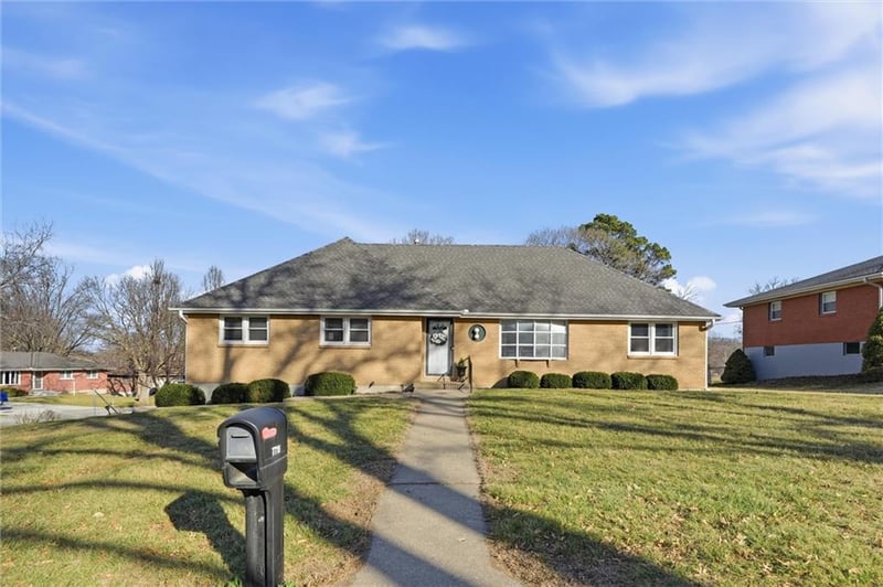 7715 Lydia Ave, Kansas City, MO 64118