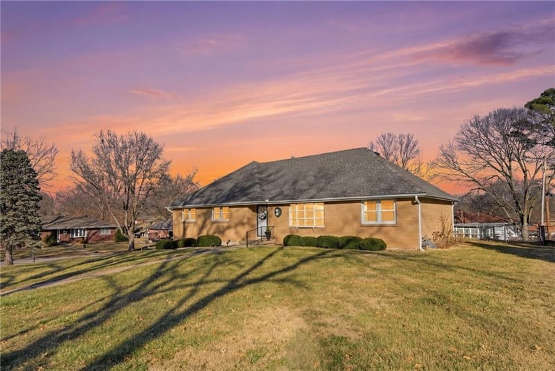 7715 Lydia Ave, Kansas City, MO 64118