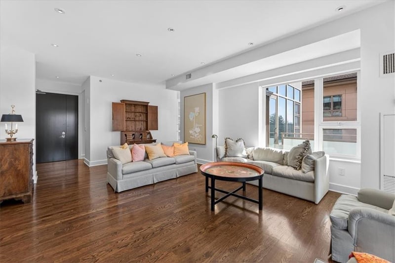 4950 Central St #405, Kansas City, MO 64112