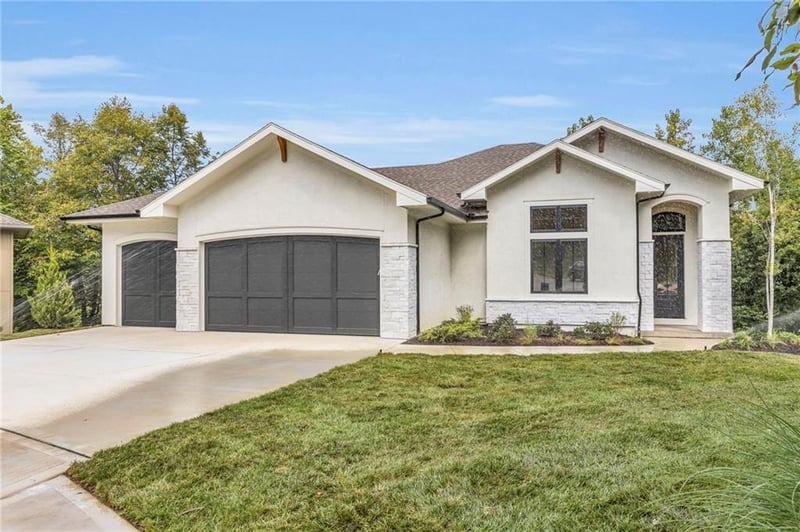 10410 River Hills Dr, Parkville, MO 64152