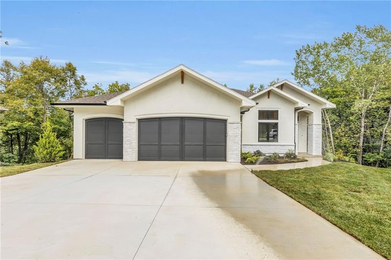 10410 River Hills Dr, Parkville, MO 64152