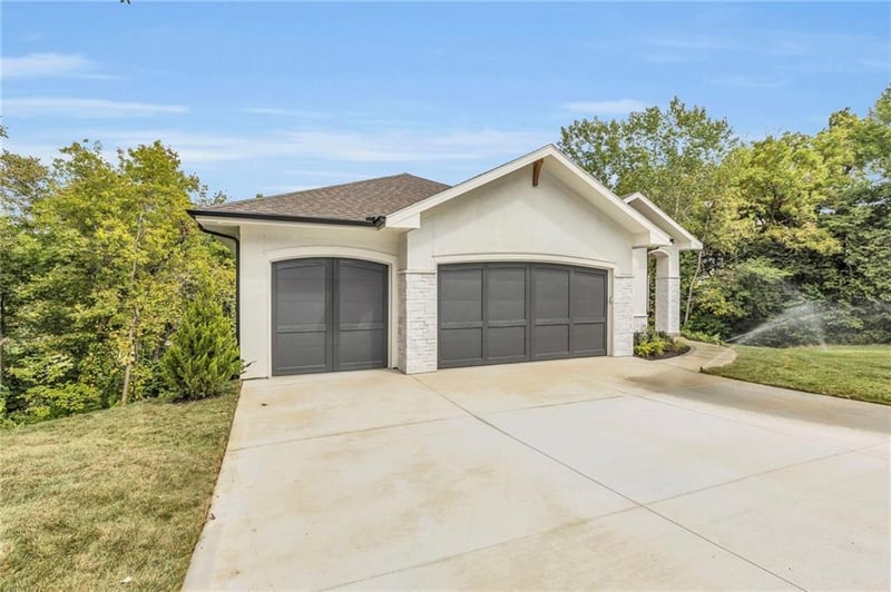 10404 River Hills Dr, Parkville, MO 64152