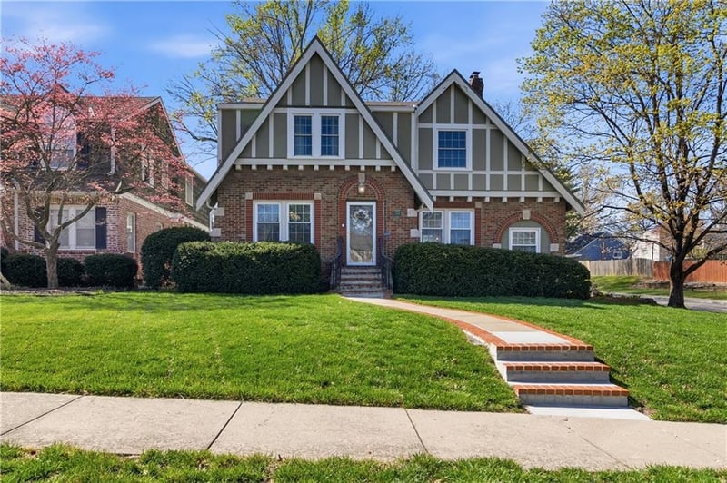 1295 W 72nd Ter, Kansas City, MO 64114