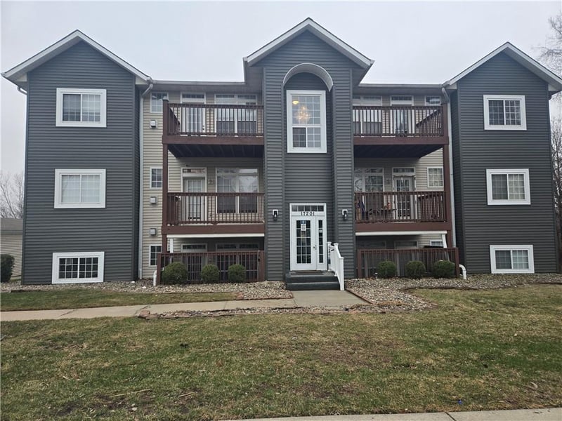 17201 32nd St #9, Independence, MO 64055