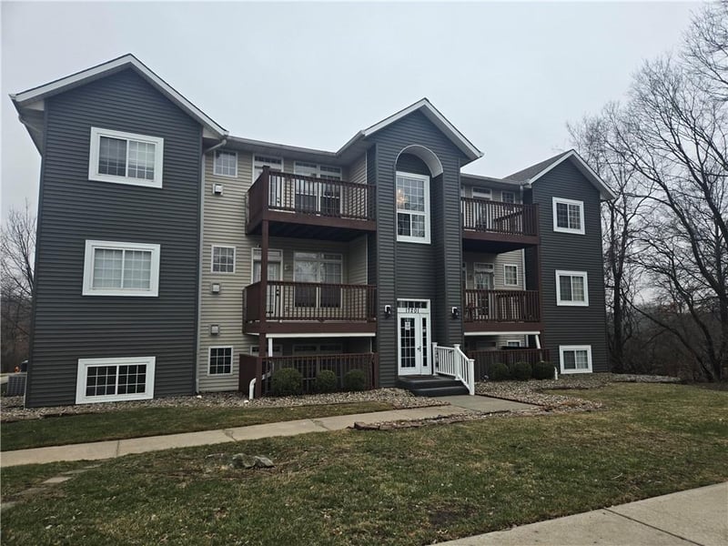17201 32nd St #9, Independence, MO 64055