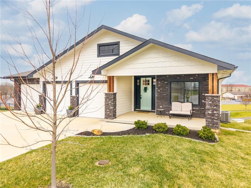 1100 Goshen Ct, Lee's Summit, MO 64064