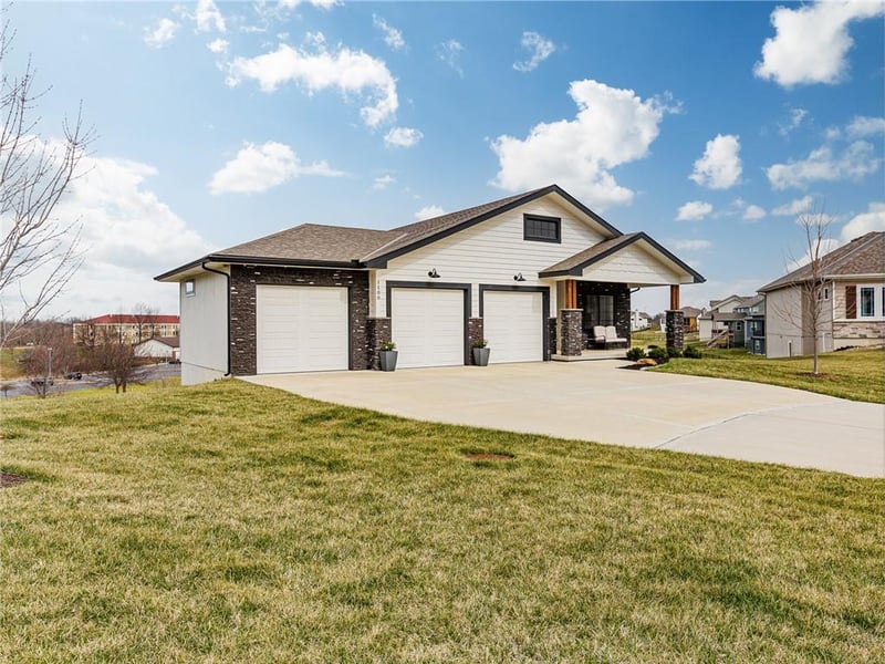 1100 Goshen Ct, Lee's Summit, MO 64064