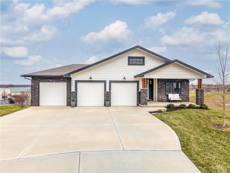1100 Goshen Ct, Lee's Summit, MO 64064