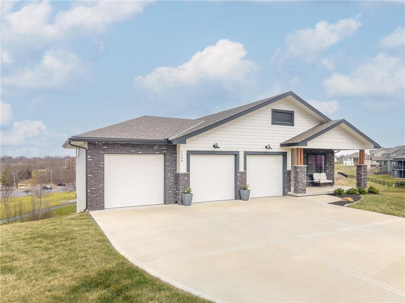 1100 Goshen Ct, Lee's Summit, MO 64064