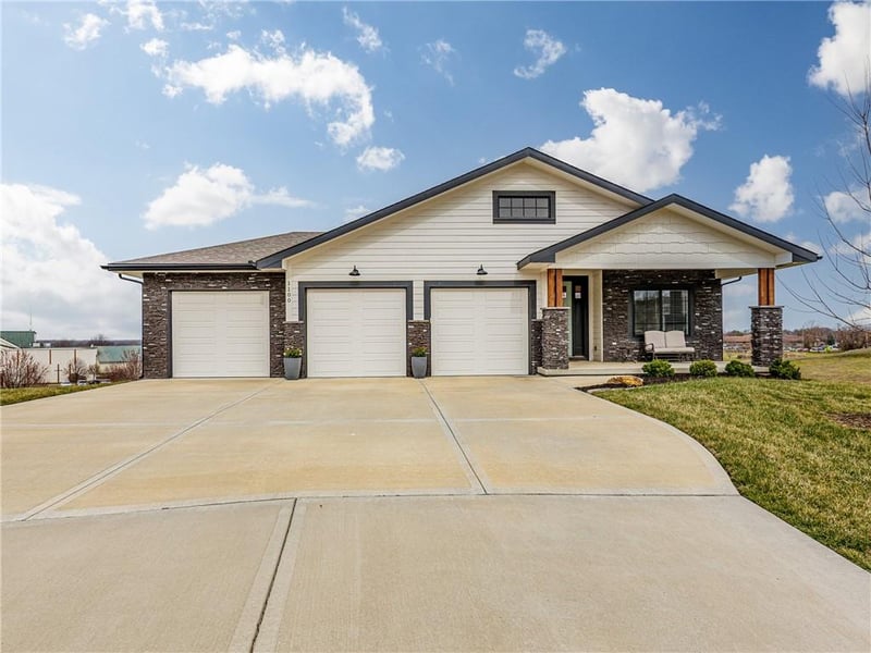 1100 Goshen Ct, Lee's Summit, MO 64064