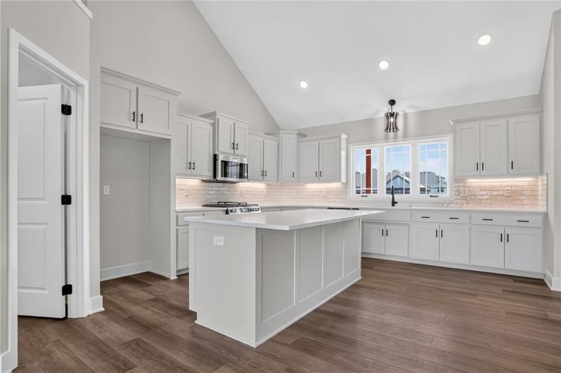 7045 Yulich Ct, Parkville, MO 64152