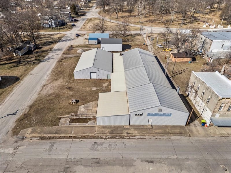 120 6th St, Rich Hill, MO 64779