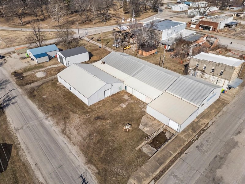 120 6th St, Rich Hill, MO 64779