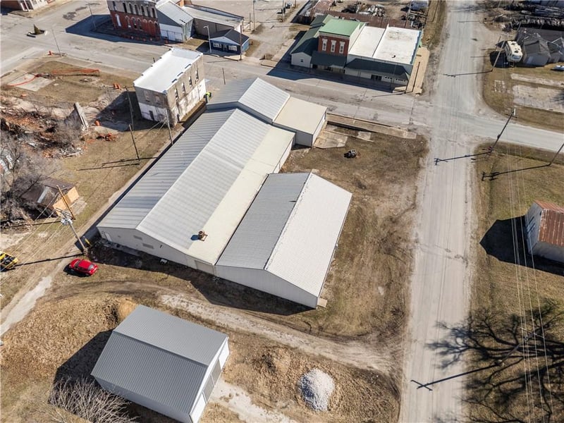 120 6th St, Rich Hill, MO 64779