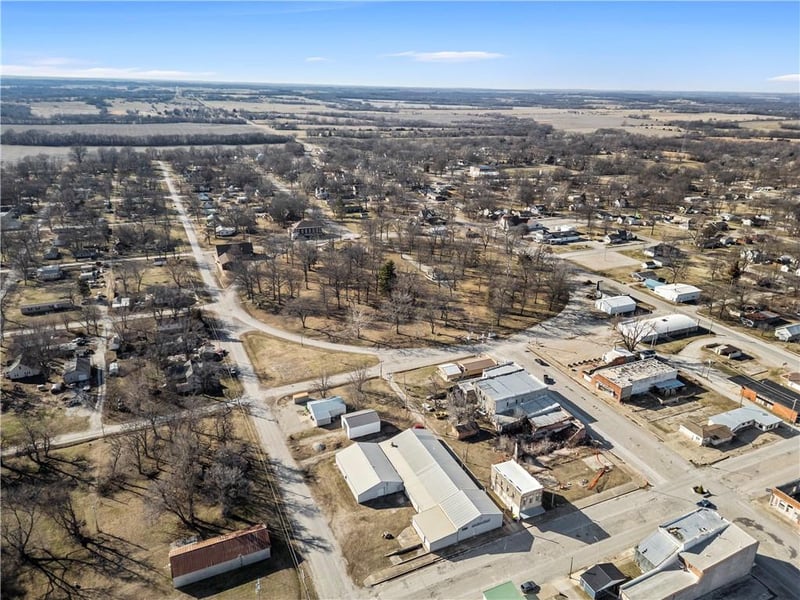 120 6th St, Rich Hill, MO 64779