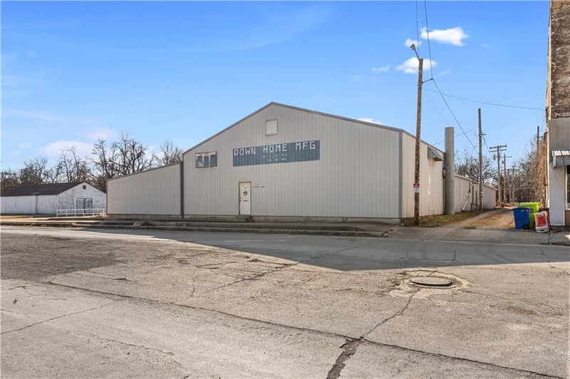 120 6th St, Rich Hill, MO 64779