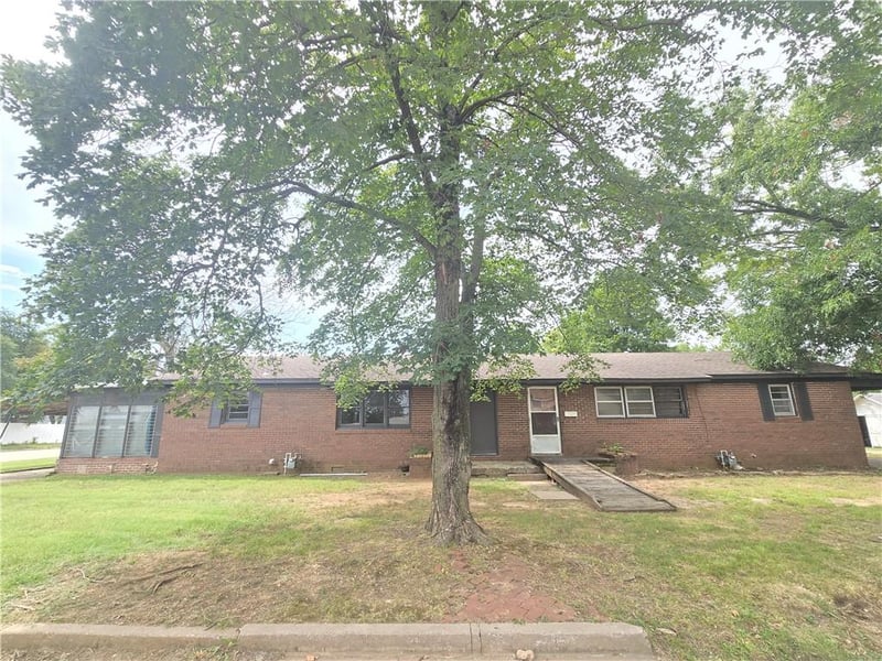 401 1st St, Cherryvale, KS 67335