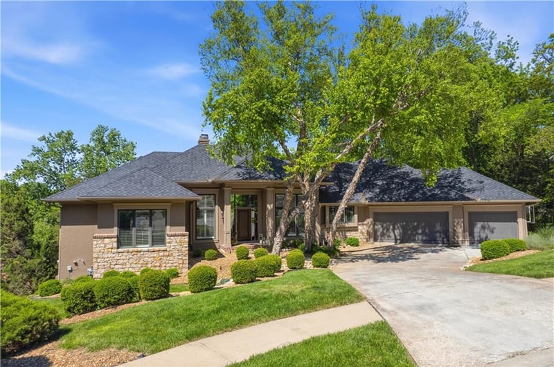 10640 S Glenview Ln, Olathe, KS 66061