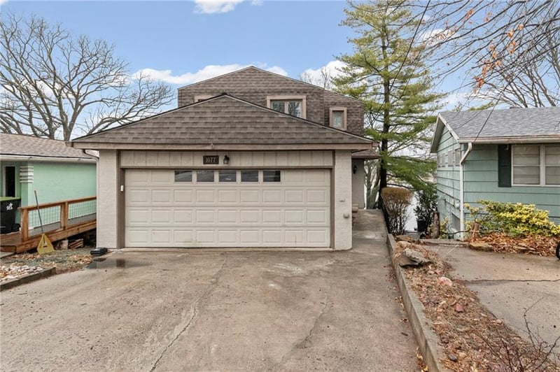 1077 South Shore Dr, Lake Waukomis, MO 64151