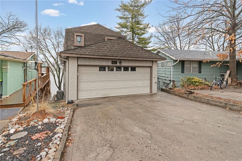 1077 South Shore Dr, Lake Waukomis, MO 64151