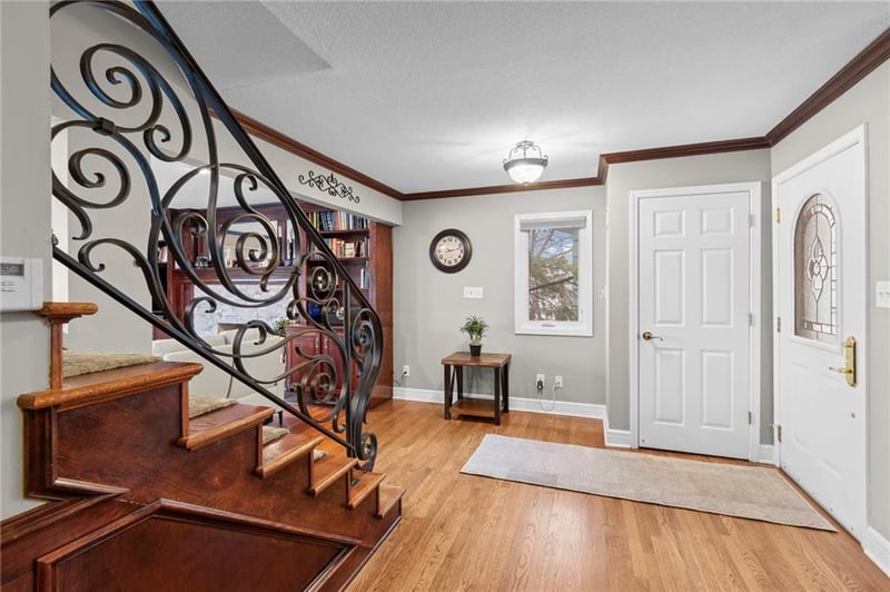1077 South Shore Dr, Lake Waukomis, MO 64151