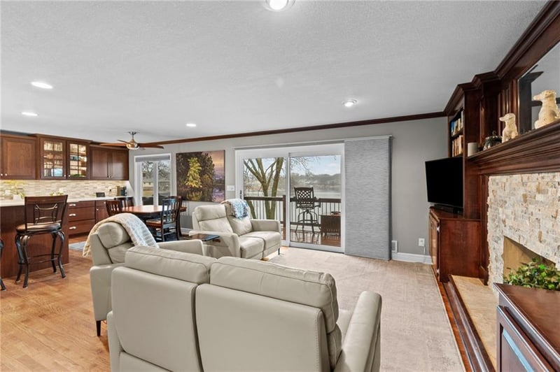 1077 South Shore Dr, Lake Waukomis, MO 64151