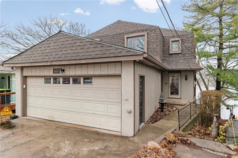 1077 South Shore Dr, Lake Waukomis, MO 64151