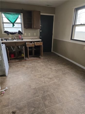 316 5th St, Tonganoxie, KS 66086