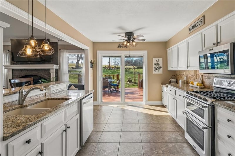 3711 Beechwood Dr, Lee's Summit, MO 64064