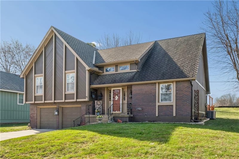 3711 Beechwood Dr, Lee's Summit, MO 64064