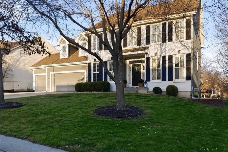 5827 Manor Ln, Parkville, MO 64152