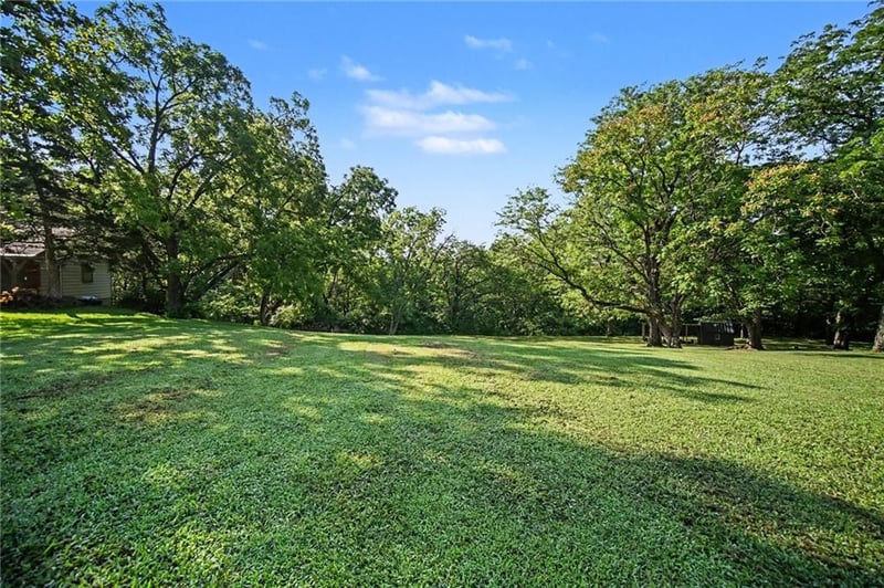 6501 Valley View Dr, Parkville, MO 64152