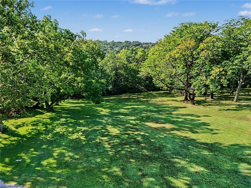6501 Valley View Dr, Parkville, MO 64152