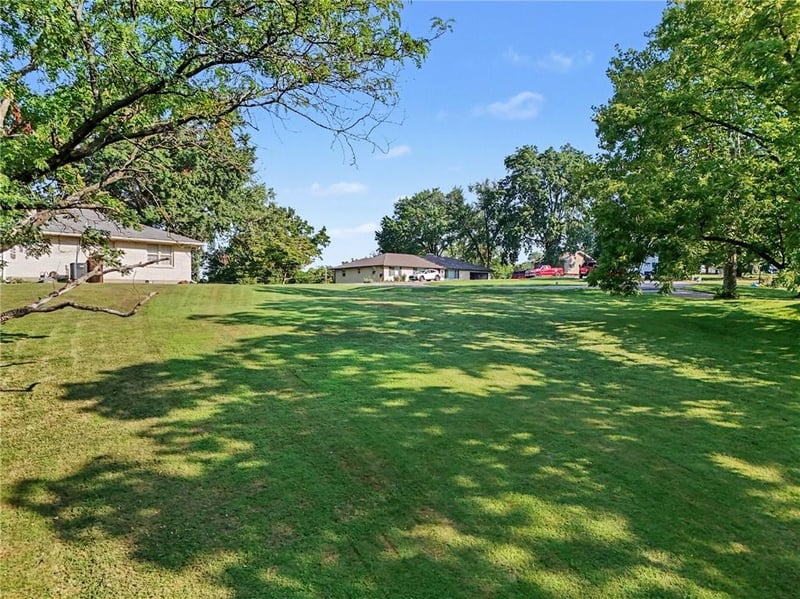 6501 Valley View Dr, Parkville, MO 64152