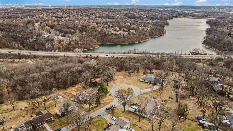 6501 Valley View Dr, Parkville, MO 64152