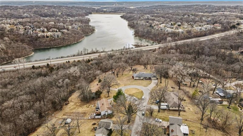 6501 Valley View Dr, Parkville, MO 64152