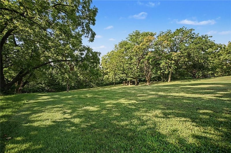 6501 Valley View Dr, Parkville, MO 64152