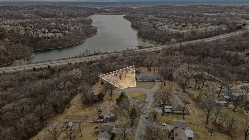 6501 Valley View Dr, Parkville, MO 64152