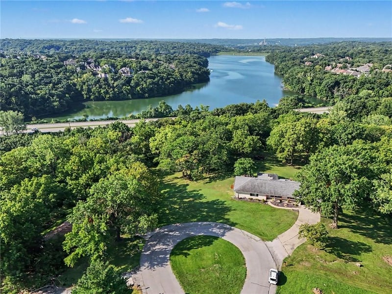 6501 Valley View Dr, Parkville, MO 64152