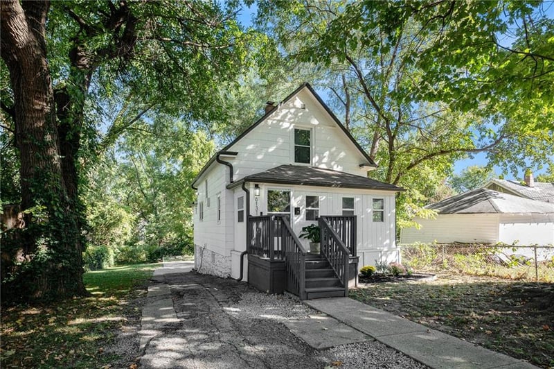 6131 Tracy Ave, Kansas City, MO 64110