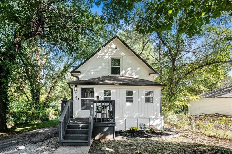 6131 Tracy Ave, Kansas City, MO 64110