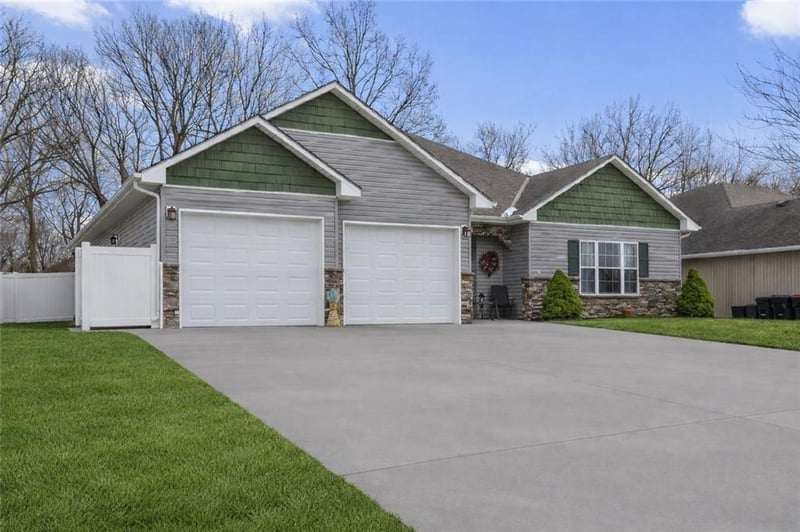 607 Oakmont Dr, Warrensburg, MO 64093