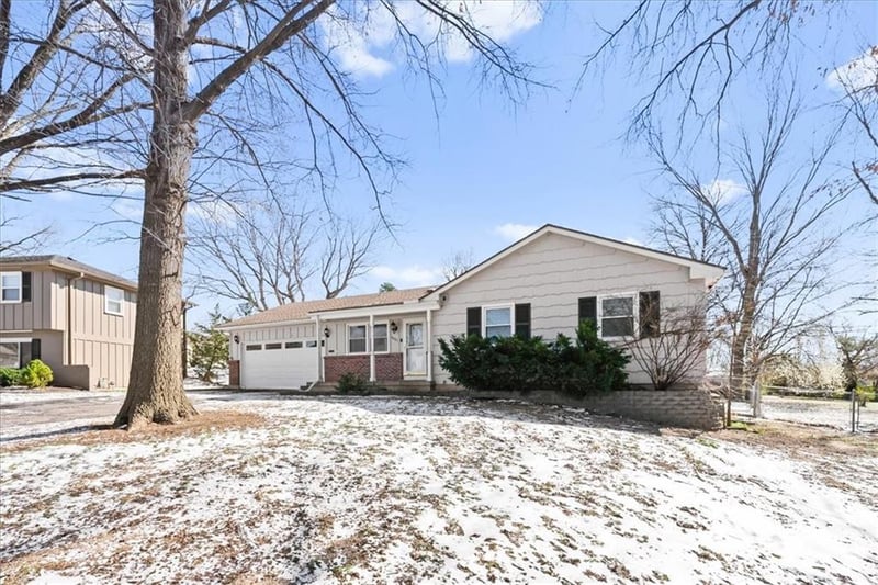 9421 Mackey St, Overland Park, KS 66212