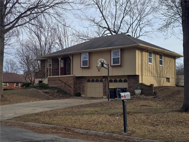 1211 Briarcroft St, Lee's Summit, MO 64063