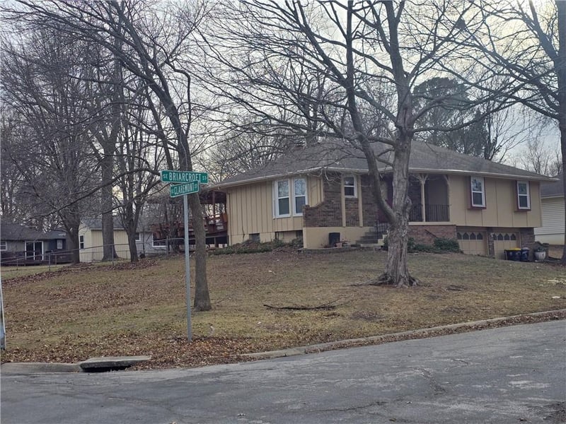 1211 Briarcroft St, Lee's Summit, MO 64063