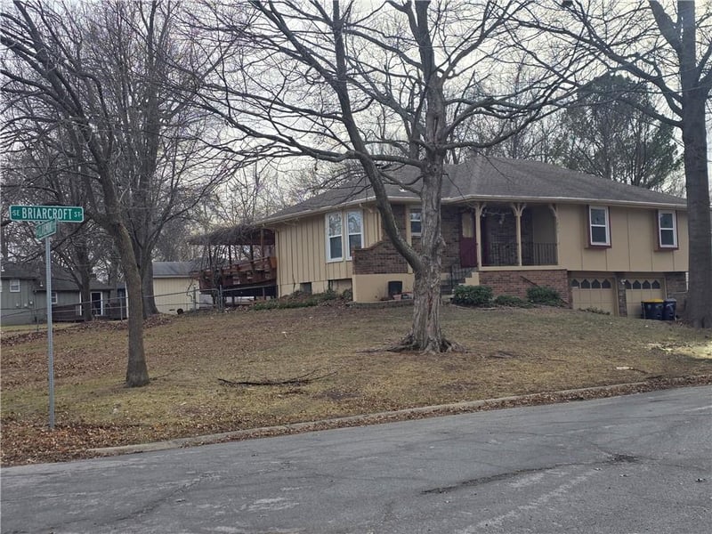 1211 Briarcroft St, Lee's Summit, MO 64063