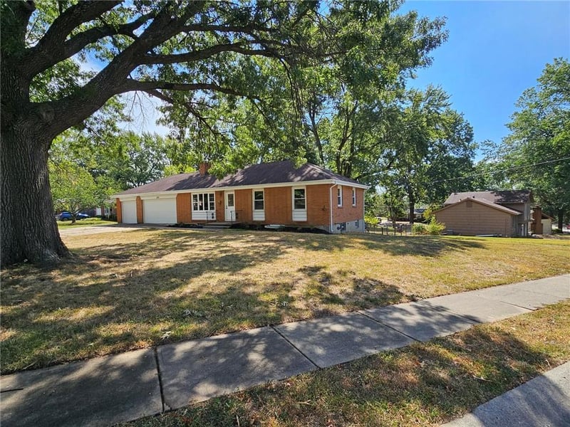 3701 Greenwich Ln, Independence, MO 64055