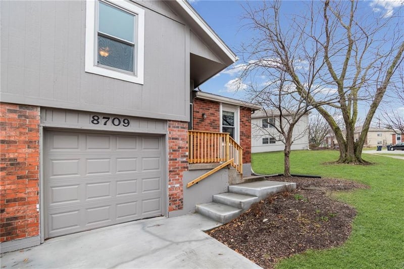 8709 Hull Ave, Kansas City, MO 64154